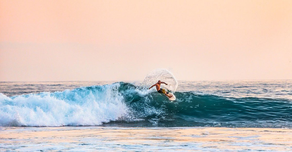 Groupe de stagiaires qui terminent leur séance de surf